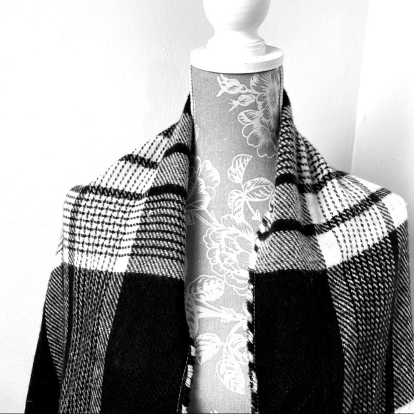 Express Large Plaid/Checkered Black & White Fringed Wrap/Scarf. - Picture 3 of 14